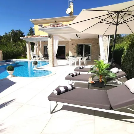 Santo Villa